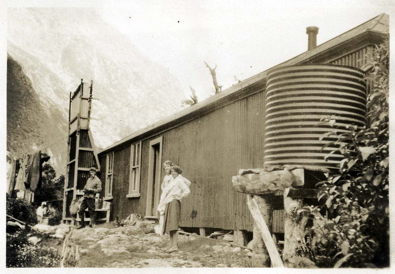 Pomploma Hut